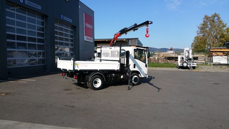 véhicule isuzu avec grue