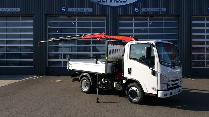 véhicule utilitaires isuzu muni d'une grue