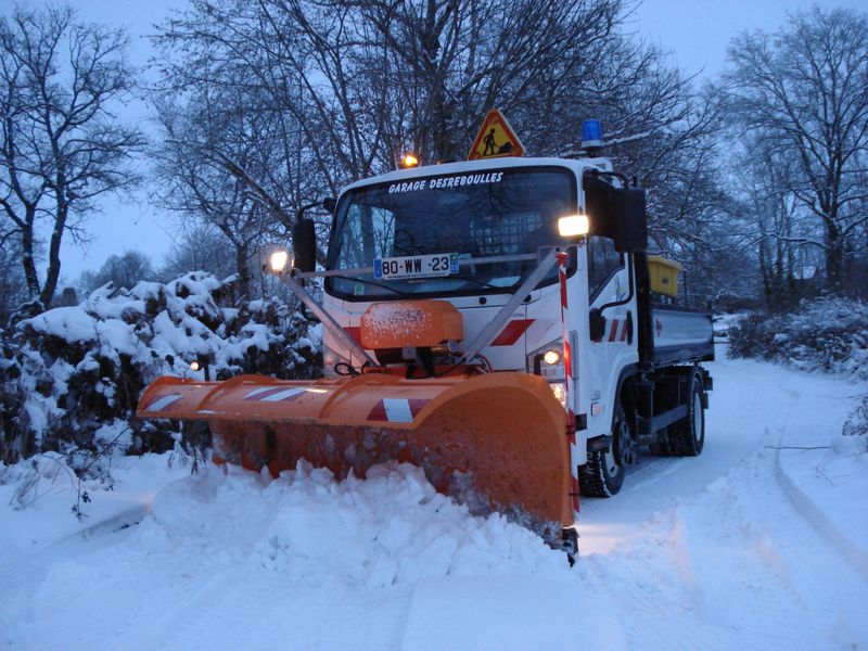 véhicule isuzu de déneigement